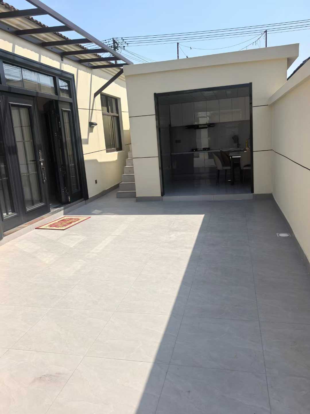 高邮文游二村单门独院，新装修三室，大院子阳光好，汽车道路
